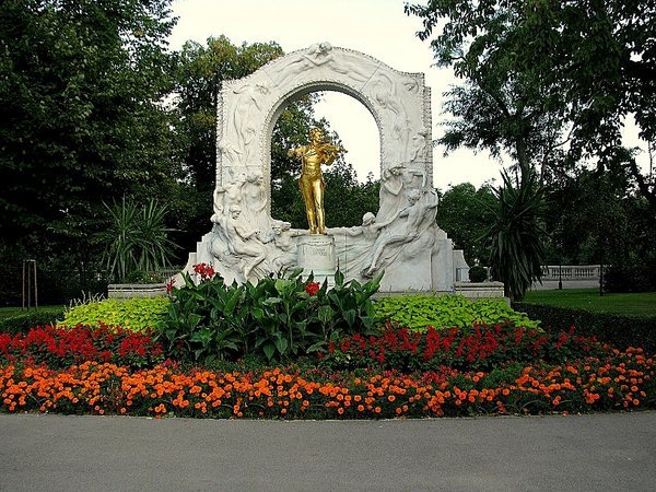 Strauss monument 