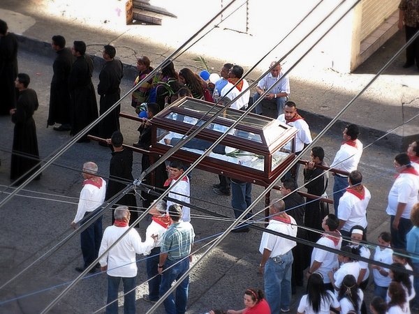 Image of saint Jose Sanchez del Rio being carried to Cristo Rey