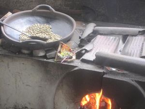 Roasting coffee beans the old way
