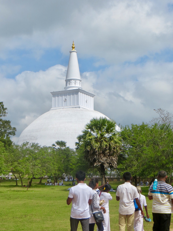 The white dome if Ruvanvelisaya Dagoba 