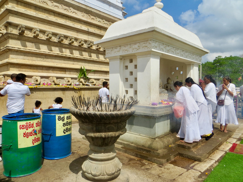 Praying at a shrine at Ruvanvelisaya Dagoba 