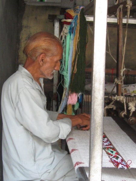 Weaving the local shawls