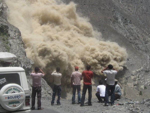 Beginning of landslide - the dust cloud was enormous