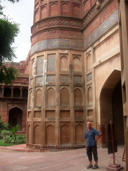 Jerry at main gate of Agra Fort