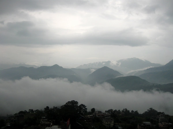 The white 'lake' which surrounds Tansen each morning