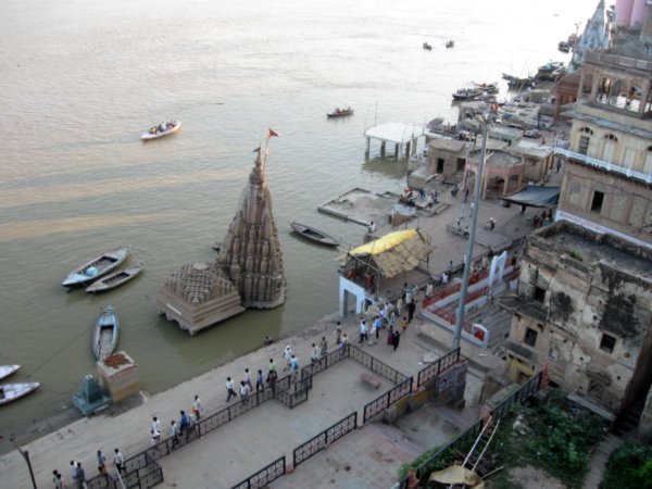 The sinking and crooked temple next to the burning ghat - from our balcony