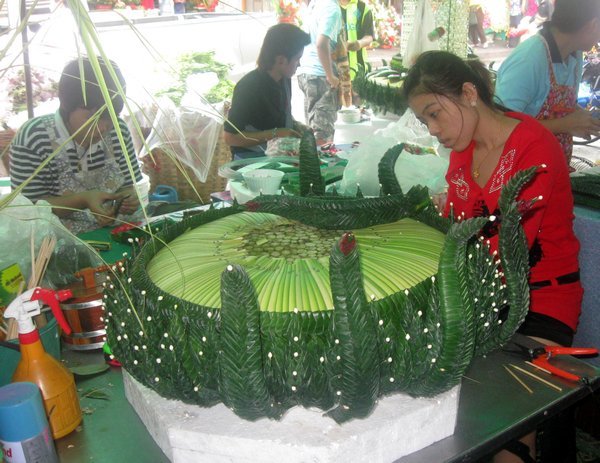 Constructing a lantern out of bamboo and palm leaves