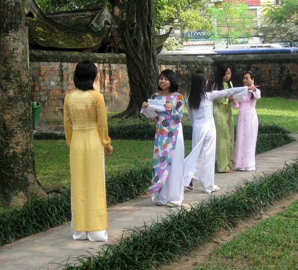 Young girls in traditional Vietnamese dress