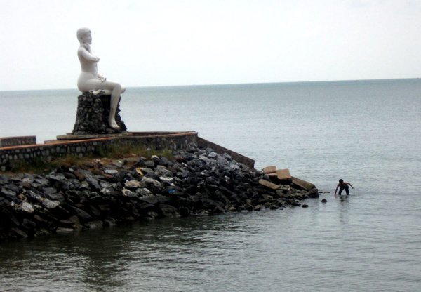 The statue of a naked fisherman's wife over looking Kep Beach