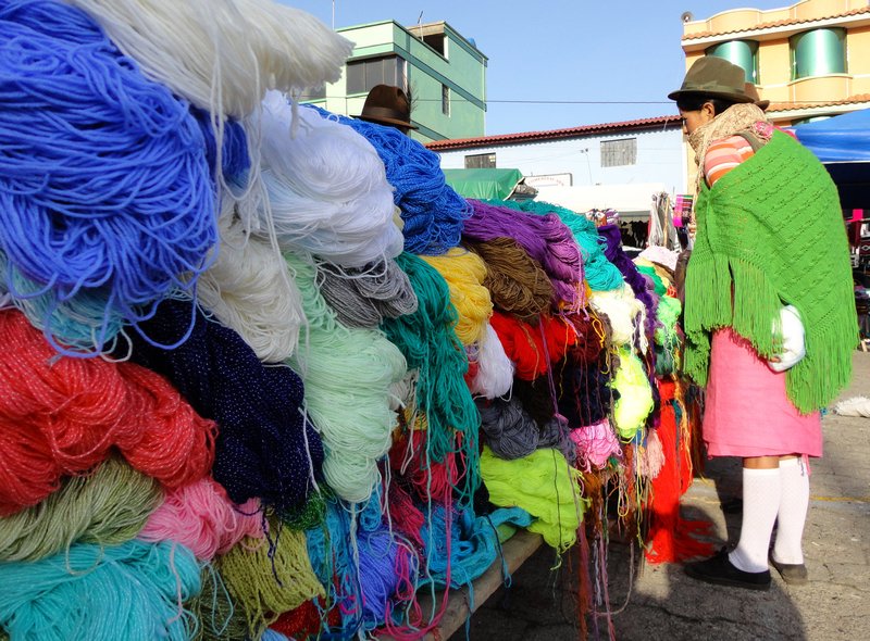 Buying wool for shawls in Zambahua