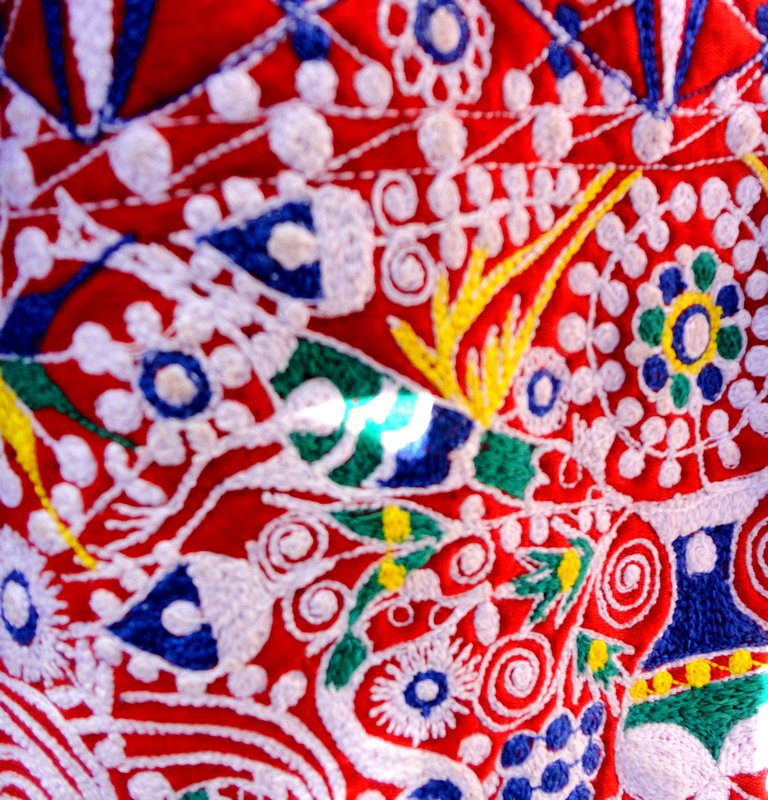 Machine embroidery which covers the clothes of the women in the Colca Canyon