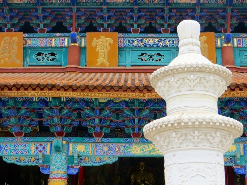 Column and colour at the temple