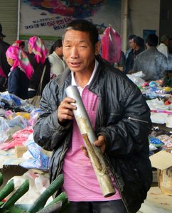 Man, with is pipe, at Xiding market