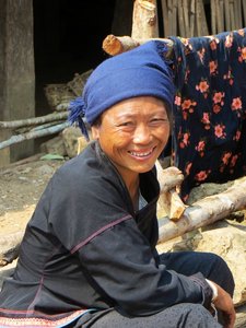 Welcoming smile from Bulong lady in Zhanglang