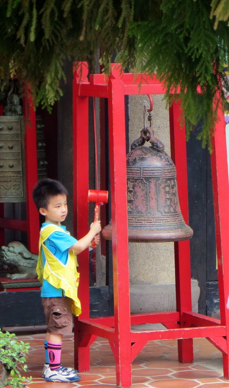 Ringing the bell at the Confucius Temple