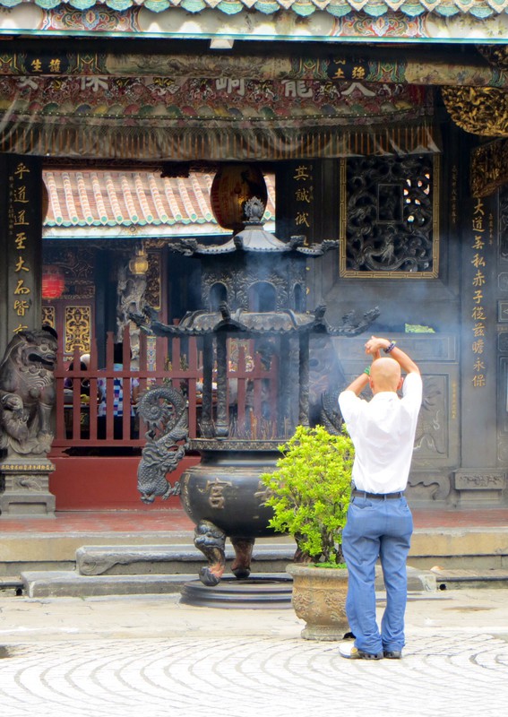 Praying at the entrance to Bao'an Temple