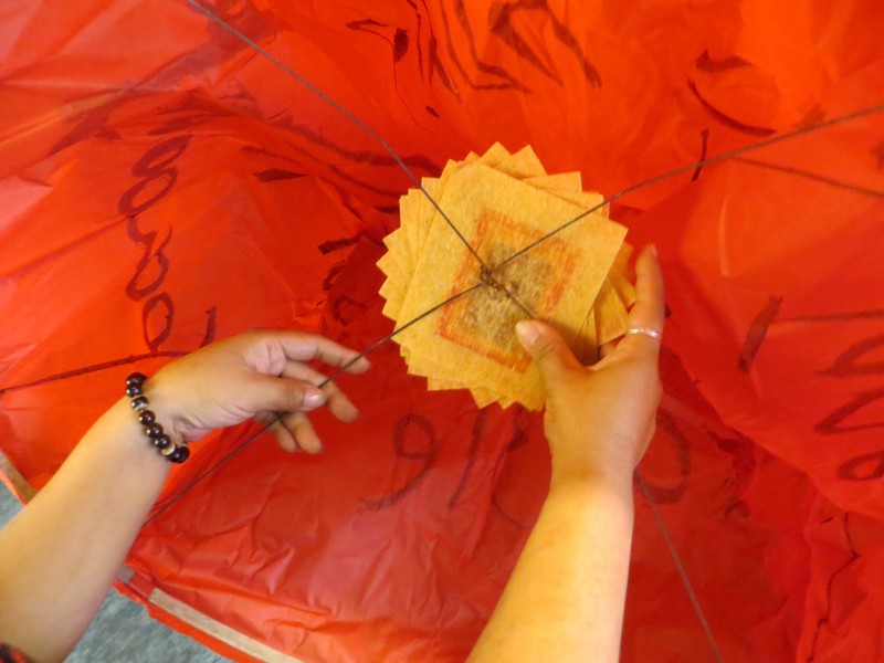 Attaching the papers which burn under the sky lantern