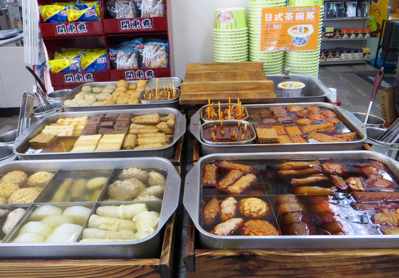 Take away hot food - available in every 7/11 store (and they are evrywhere!)