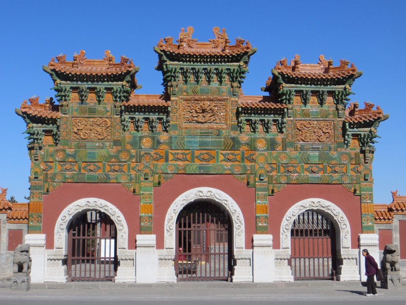 Ceramic gate at the Fayuan Temple