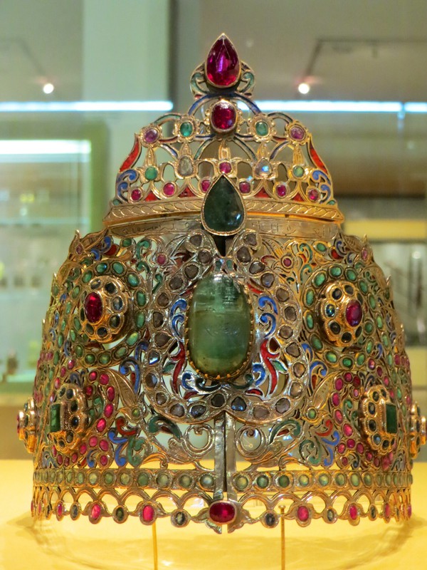 Jewelled Morroccan wedding crown in the Islamic Museum