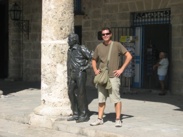 Sam and statue, Havana 