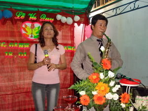 Bich Lieu sings, Phuong Tran plays sax