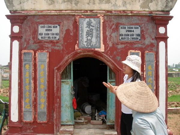 Loannie inspecting the tomb