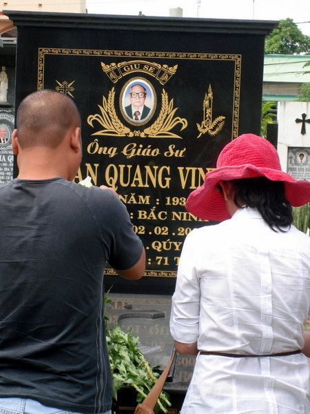 At Huan's Father's Grave