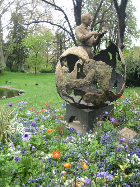 A sculpture of Antoine de Saint-Exupéry and Le Petit Prince