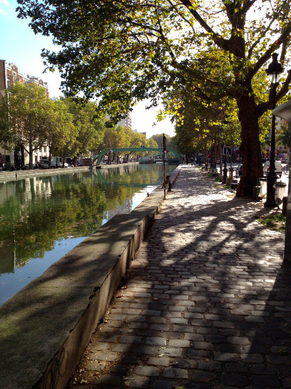 Canal breakfast spot in Paris