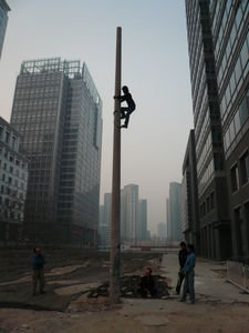 Des chinois jouant à aller le plus haut possible sur un poteau