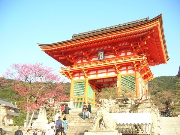 the entrance to Kiyomizu Temple