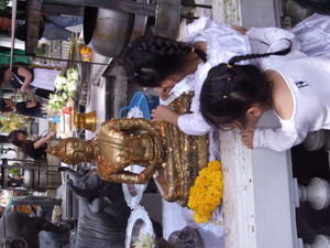 2 small Thai girls paying their respects