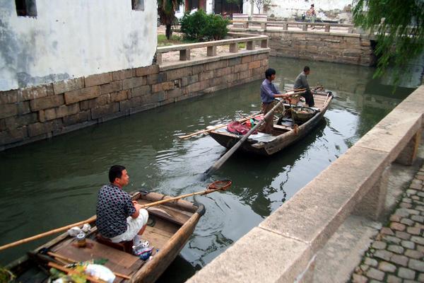 Båtar i en kanal