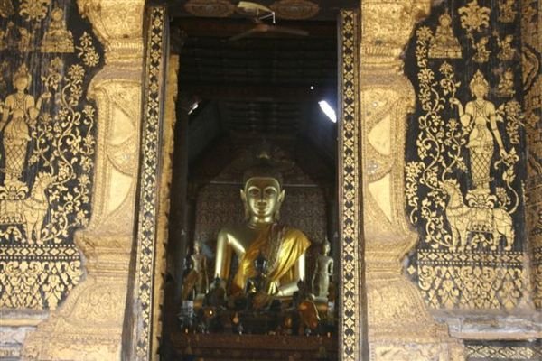 Buddha inside Wat Xieng Thong