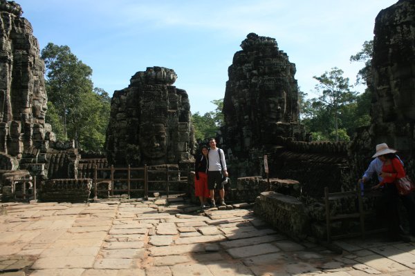 Lauren and Simon with the Bayon Heads
