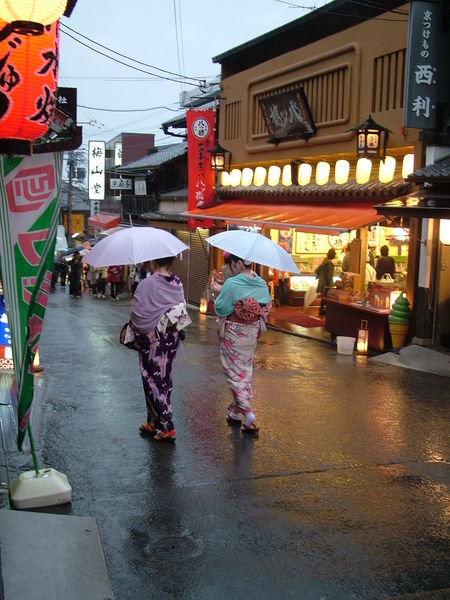 Tradicne odete devy v uliciach Kyota