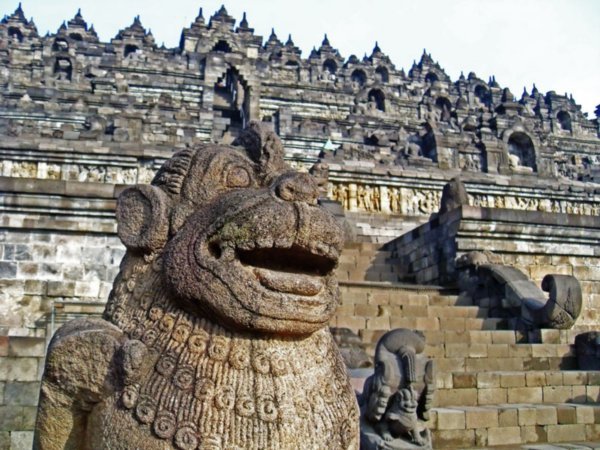 Demon guarding the entrance to the temple
