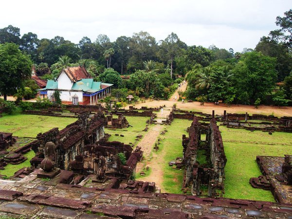 Roluos Group - Bakong - ruins of libraries