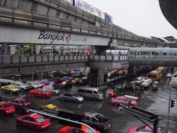 Bangkok traffic with the Skytrain running above it