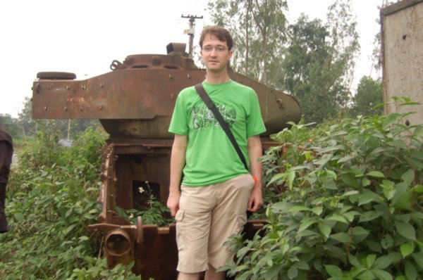 Eskimiş Amerikan tankının önünde Korcan
