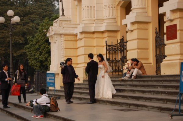 koloniyal binaların önünde düğün fotoğrafı çektiren çift