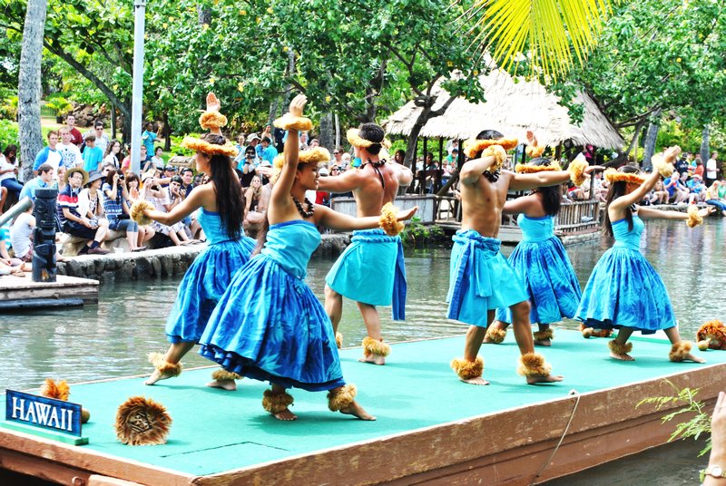 Hawaiian dancers
