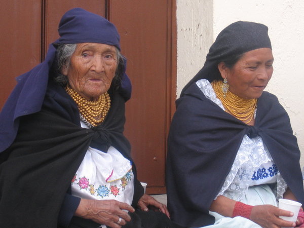Traditionelle Kleidung der Frauen in Otavalo