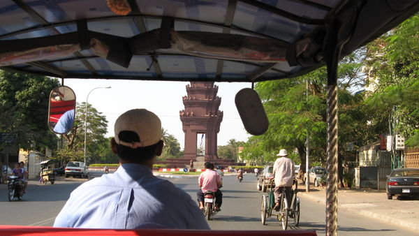 Tuk-Tuk passing the Independence Monument