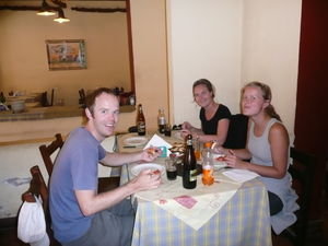 Kjell Magne, Jorunn og Jane spiser empanadas