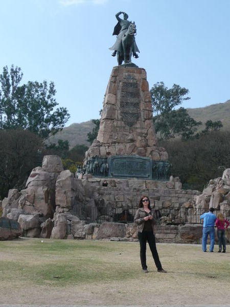 Jane foran monumentet av den lokale helten; General Gumes