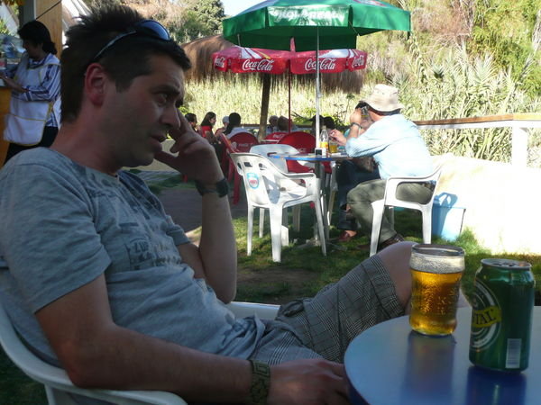 Eirik nyter en cerveza etter orkenturen