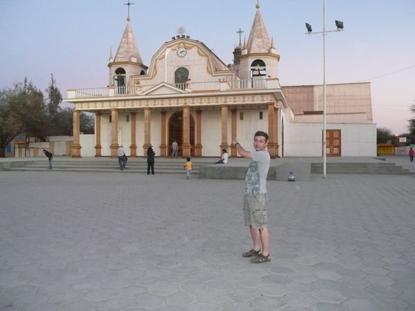 Eirik viser ivrig kirken i La Tirana