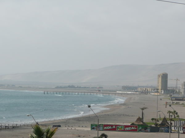 En disig dag paa stranden i Arica